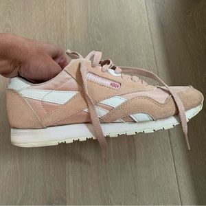 EUC Reebok suede sneakers size 6